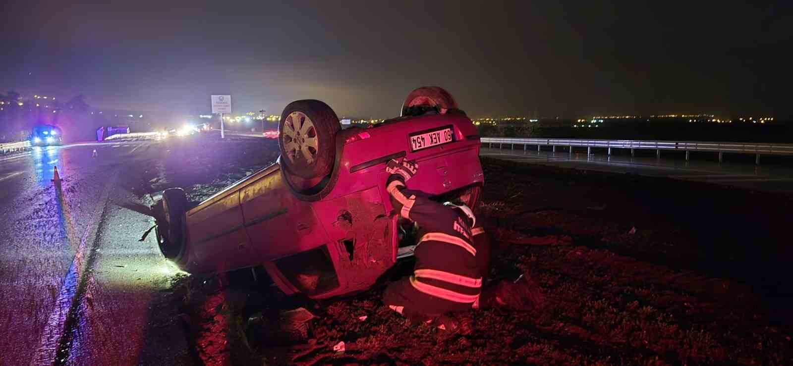 Ters dönen otomobildeki 2 kişi yaralandı
