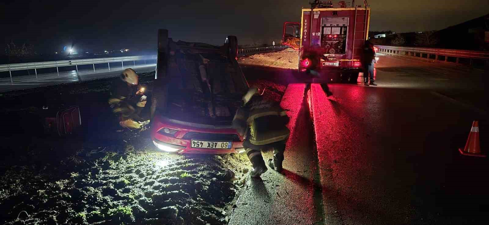 Ters dönen otomobildeki 2 kişi yaralandı
