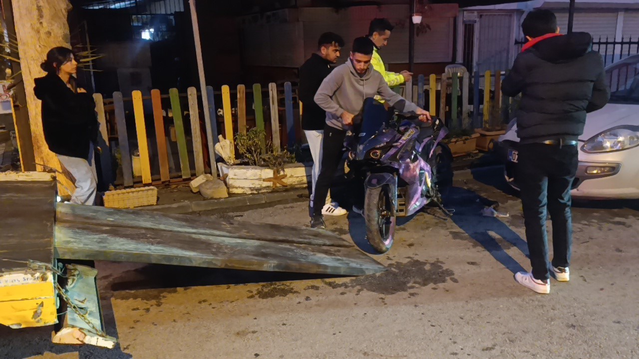 Tesla ile çarpışan motosikletteki 2 kişi metrelerce savruldu
