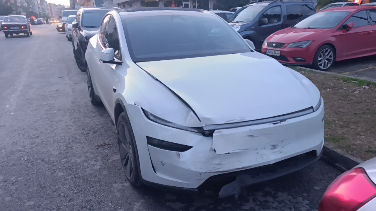 Tesla ile çarpışan motosikletteki 2 kişi metrelerce savruldu
