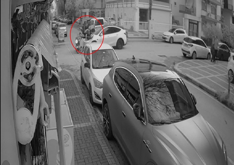 Tesla ile çarpışan motosikletteki 2 kişi metrelerce savruldu
