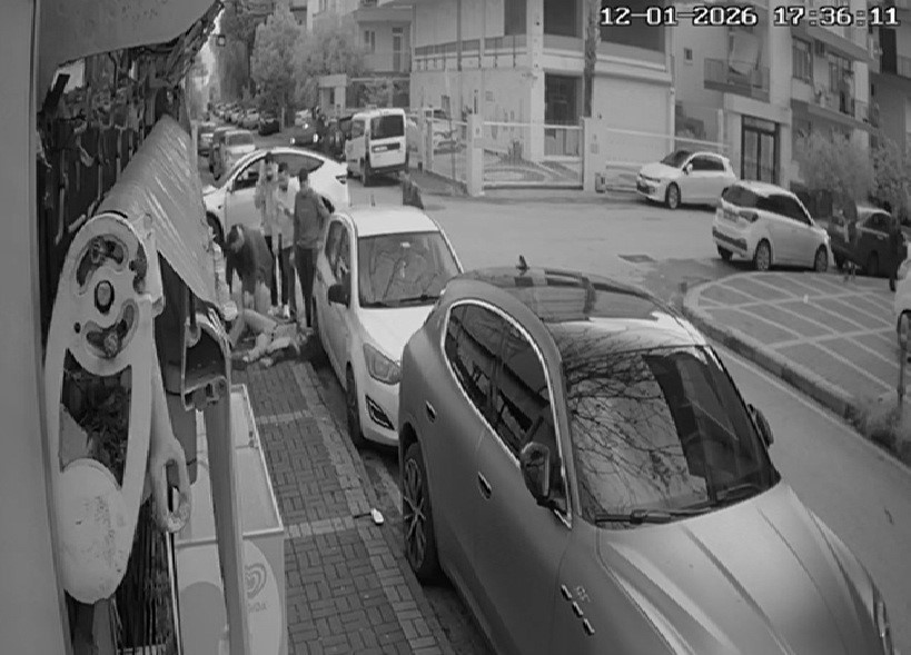 Tesla ile çarpışan motosikletteki 2 kişi metrelerce savruldu
