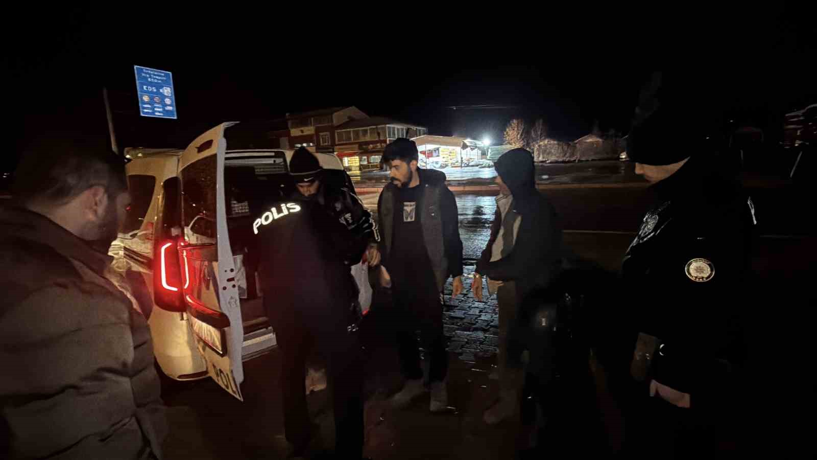 Tokat’ta durdurulan otomobilde 3 kaçak göçmen yakalandı
