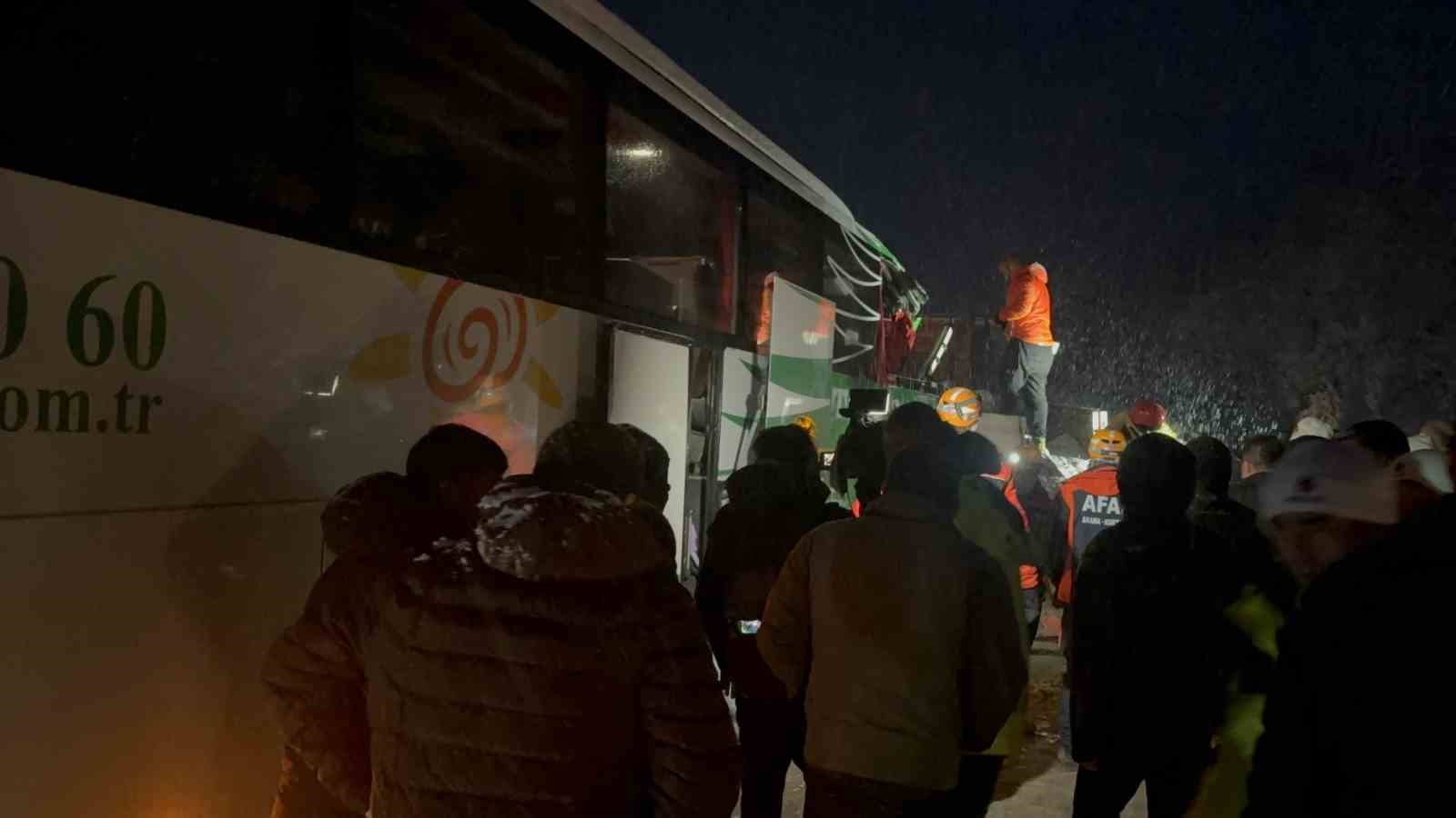 Tokat’ta otobüs ile tır kazasında 1 kişi hayatını kaybetti
