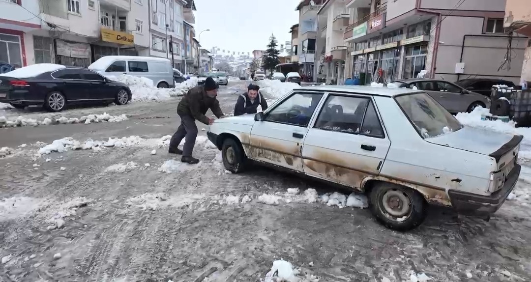 Tufanbeyli’de 40 santimetreyi bulan kar yağışı hayatı olumsuz etkiledi

