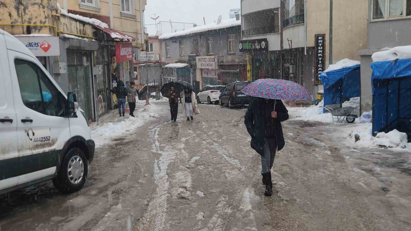 Tunceli’de kar ve fırtına etkili oldu
