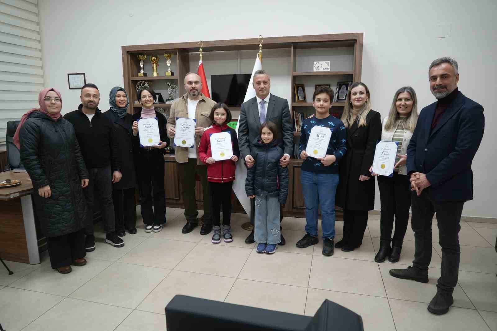 Türk öğrencilerden küresel sanat başarısı: Samsunlu öğrenciler ABD’de 5 dünya derecesi kazandı
