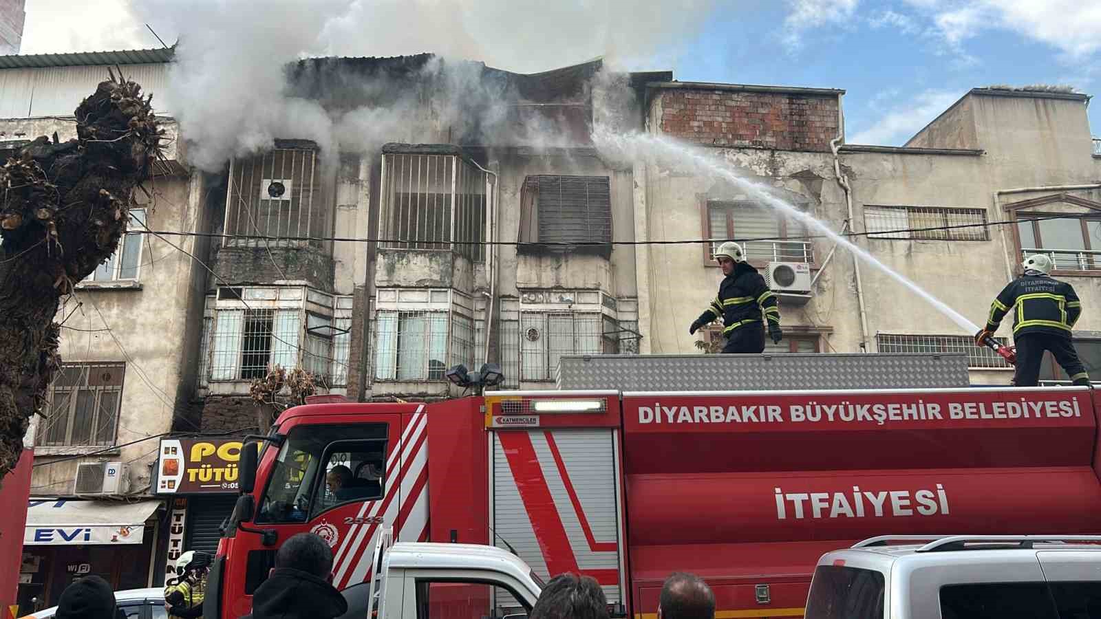 Türkiye’de bir ilkti: Diyarbakır’daki güvercin otelinde çıkan yangında 100’den fazla kuş telef oldu
