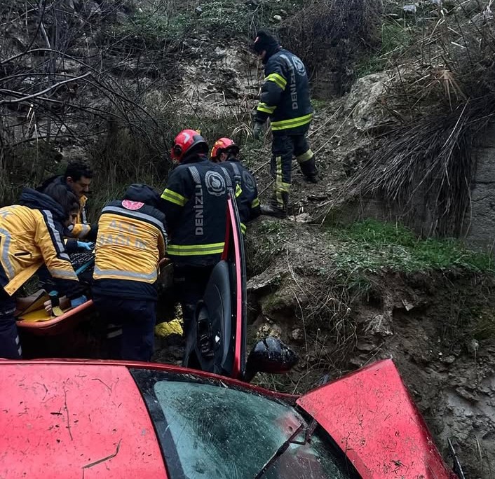 Uçuruma yuvarlanan araçta bulunan 2’si çocuk 5 kişi yaralandı
