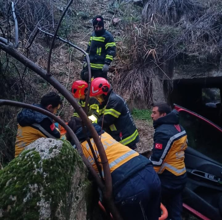 Uçuruma yuvarlanan araçta bulunan 2’si çocuk 5 kişi yaralandı
