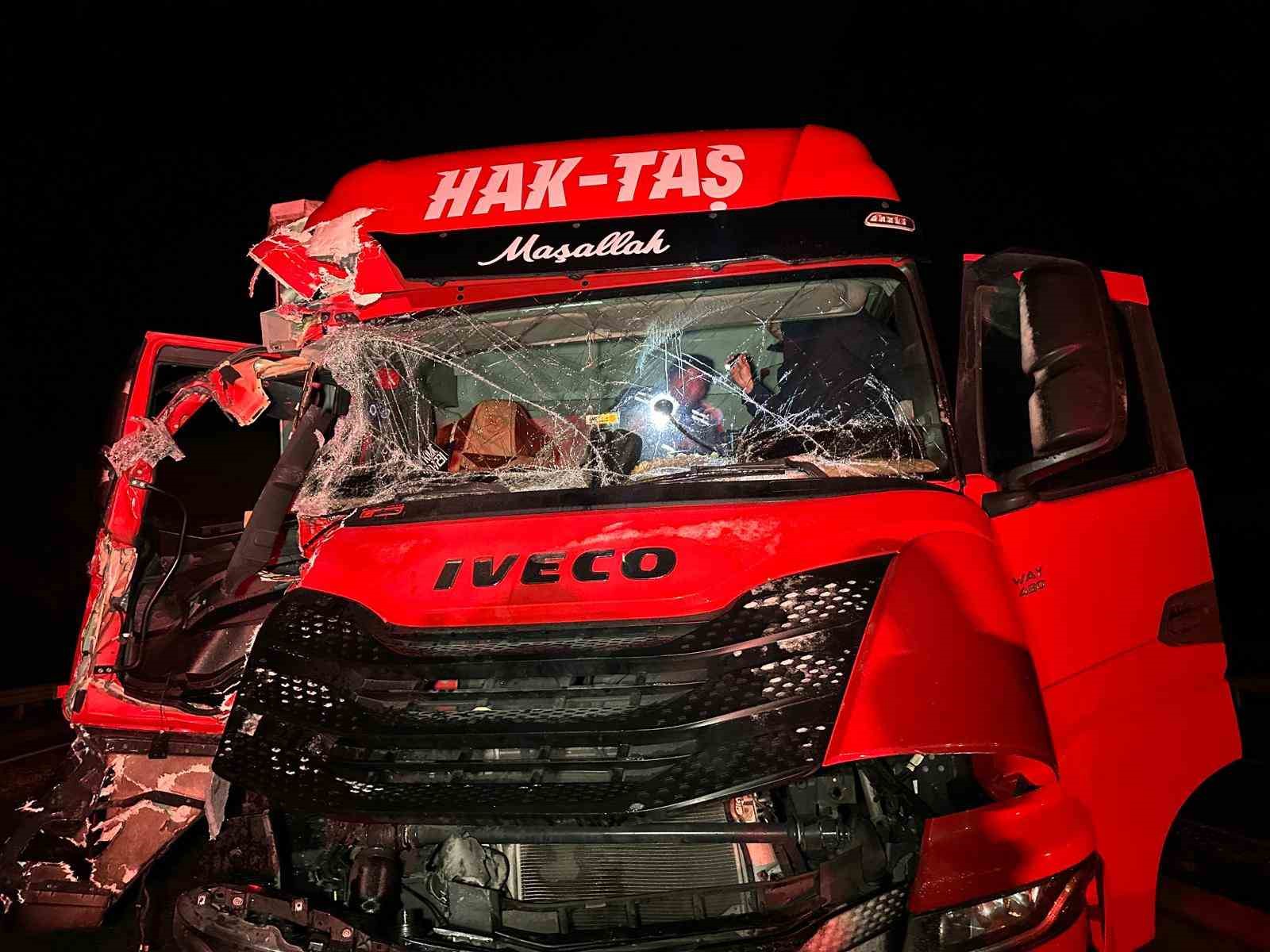 Uşak’ta 2 tır çarpıştı: 1 yaralı
