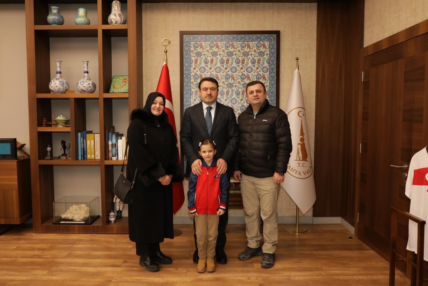 Vali Musa Işın, minik Havva ve ailesini valilik makamında ağırladı
