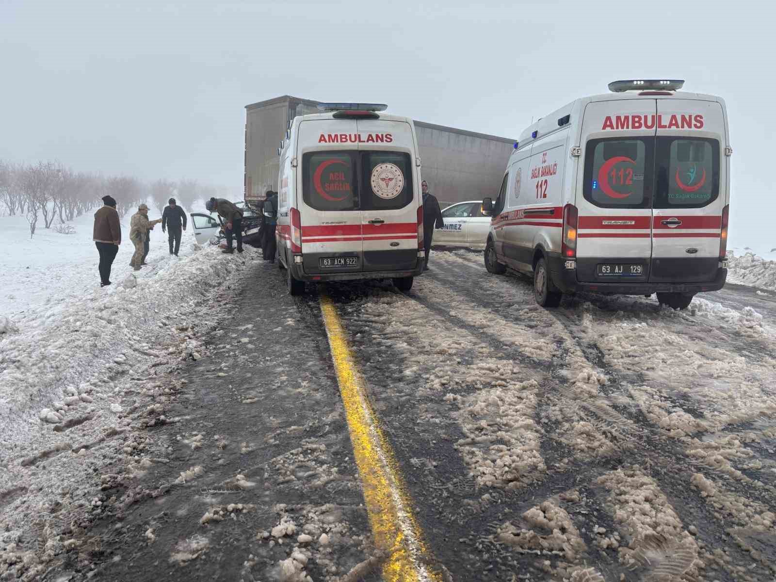 Viranşehir-Diyarbakır yolunda zincirleme kaza: 4 yaralı
