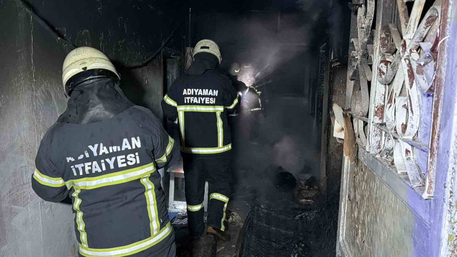 Yalnız yaşayan adamın yaktığı soba, metruk evi alev topuna çevirdi
