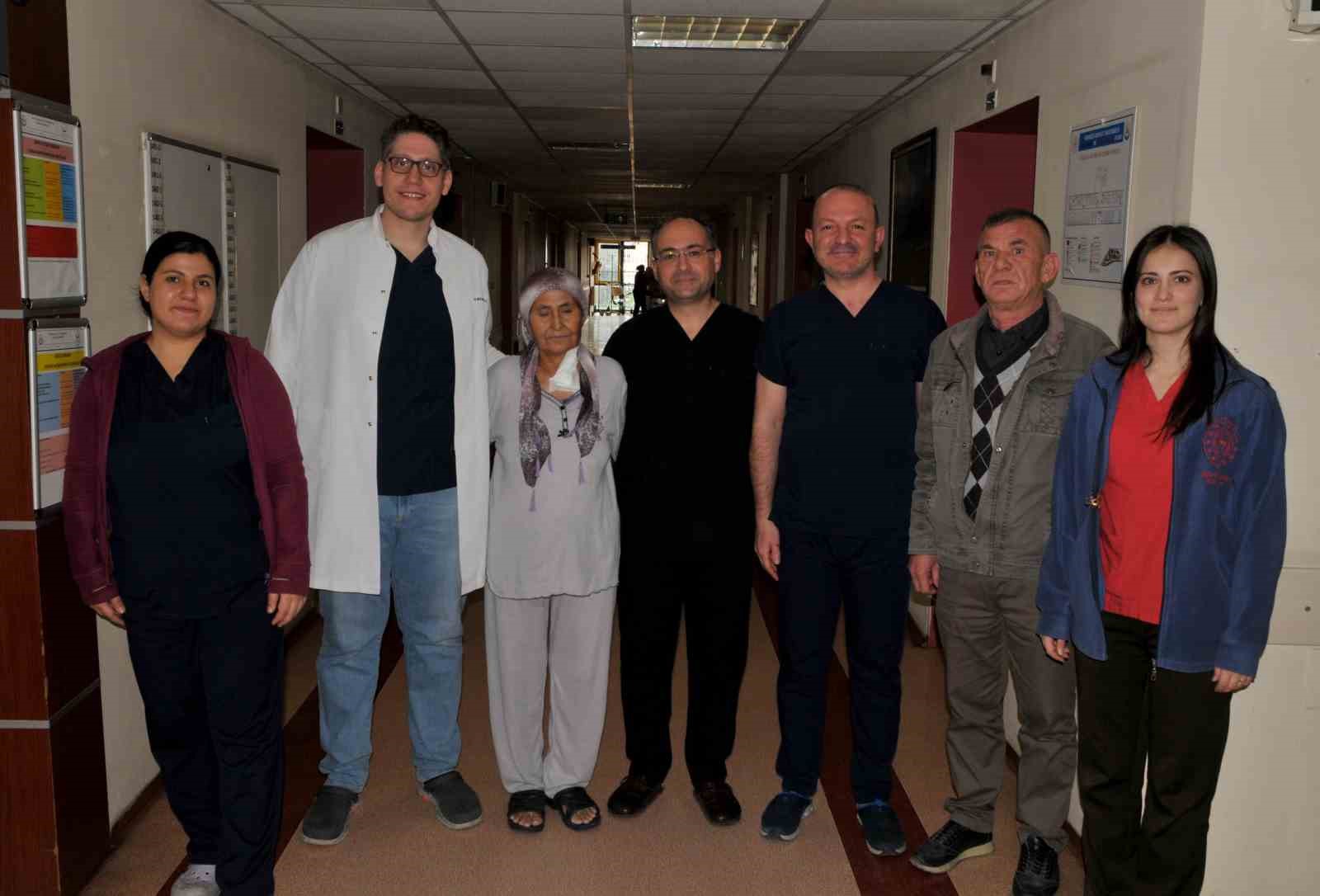 Yemek borusu kanseri olan hastaya cerrahi operasyonla yeni yemek borusu yapıldı
