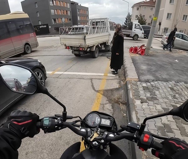 Yoğun trafikte karşıya geçemeyen yaşlı kadının imdadına duyarlı sürücü yetişti
