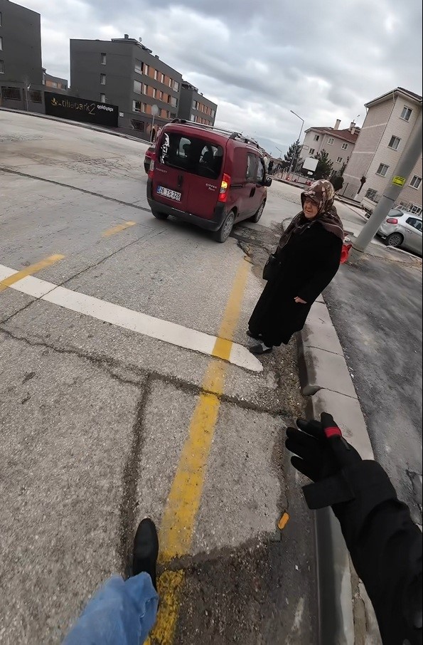 Yoğun trafikte karşıya geçemeyen yaşlı kadının imdadına duyarlı sürücü yetişti
