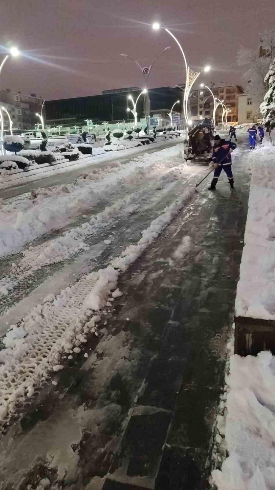 Yozgat beyaza büründü, belediye ekipleri harekete geçti
