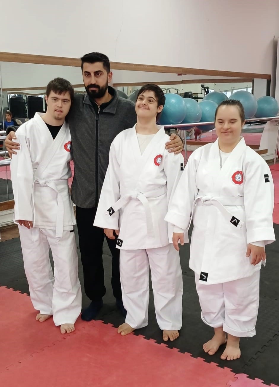 Yunusemre’de down sendromlu bireylere yönelik judo kursları başladı
Yunusemre’de down sendromlu bireylere yönelik judo kursları başladı