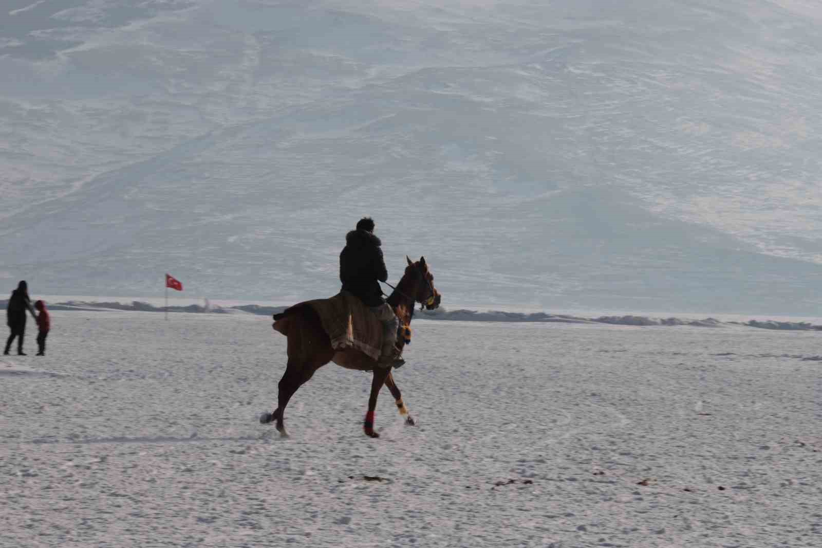 Yüzeyi buz tutan Çıldır Gölü misafirlerini ağırlamaya başladı
