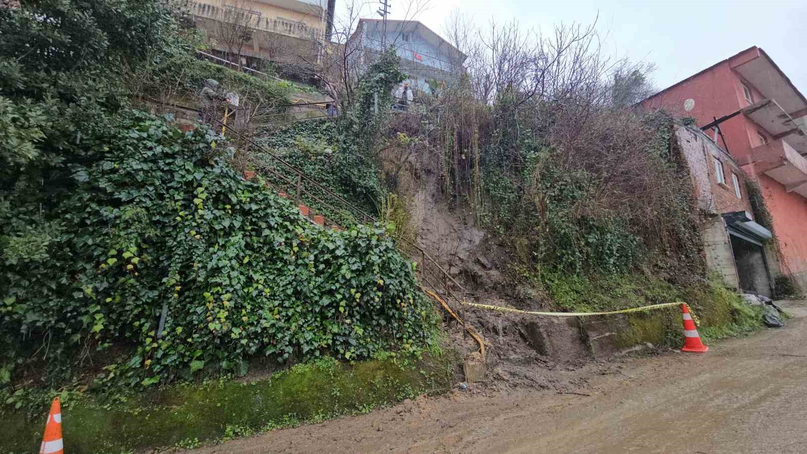 Zonguldak’ta 8 eve ulaşım sağlayan merdiven heyelan nedeniyle kapatıldı
