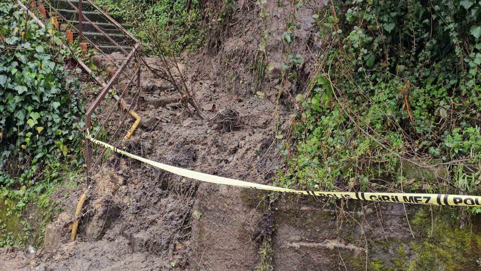 Zonguldak’ta 8 eve ulaşım sağlayan merdiven heyelan nedeniyle kapatıldı
