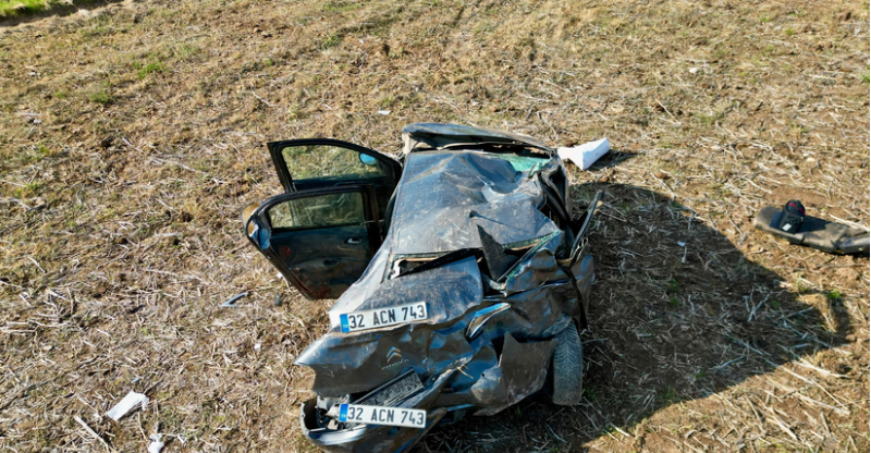 Bolvadin’de tarlaya savrulan otomobilin sürücüsü yaralandı