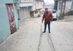 Mahallenin elektriksiz kalmasına sebep olan hırsızların canlarını hiçe sayarak yer altındaki kabloları çalma anları kamerada
