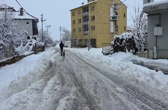 Adana’nın o ilçesinde kar hayatı durdurdu: Yollar kapandı, okullar tatil edildi
