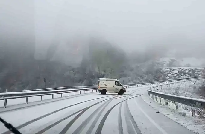 Amasra’da kar yağışı sürücülere zor anlar yaşattı
