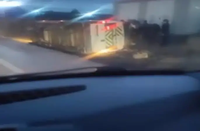 Ankara’da servis aracı yan yattı: 7 yaralı
