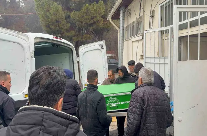 Bıçaklı kavgada öldürülen gencin cenazesi yakınlarına teslim edildi
