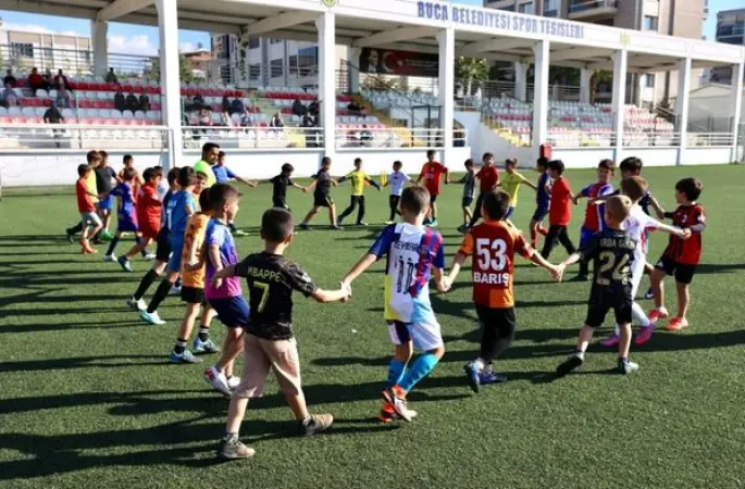 Buca Belediyesinin ücretsiz futbol okulu ailelerden ilgi gördü