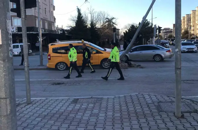 Direksiyon başında kalp krizi geçiren taksi şoförü hayatını kaybetti
