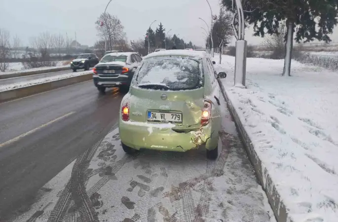 Edirne’de kar yağışında zincirleme kaza: 9 araç birbirine girdi
