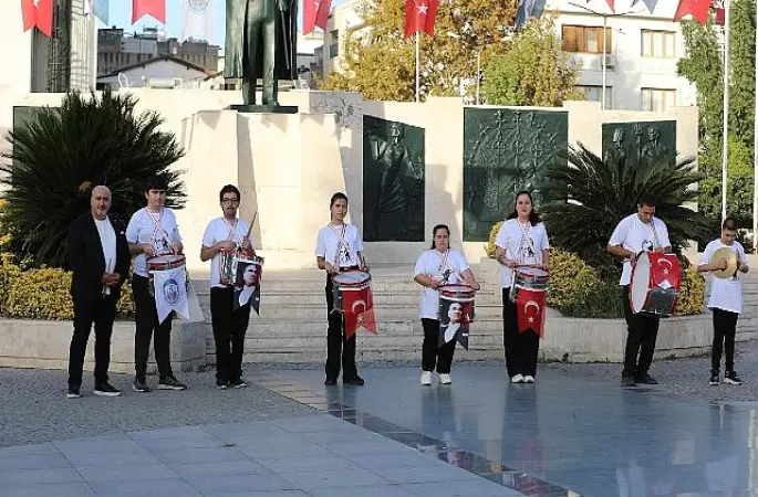 Efes Selçuk'ta Engel Tanımayan Gençlerden Cumhuriyet Coşkusu