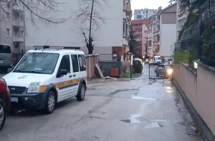 Eşi tarafından darp edilen kadın çocuğu ile birlikte camiye böyle sığındı
