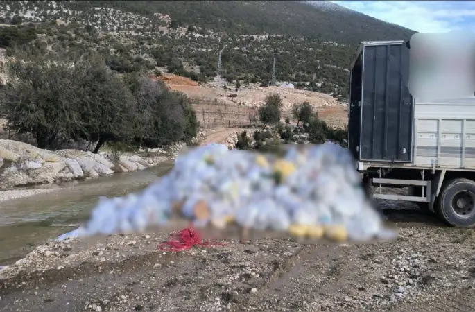 Finike’de dere kenarına kamyonla atık dökme olayına adli işlem
