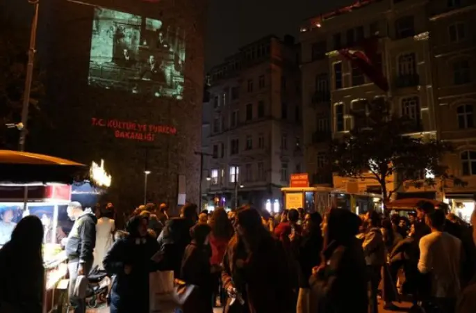 Galata Kulesi, Cumhuriyet’in 103’üncü yıl dönümünde Atatürk’ün fotoğraflarıyla aydınlandı