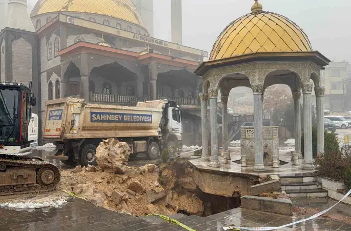 Gaziantep’te yoğun yağış sonrası cami avlusu çöktü

