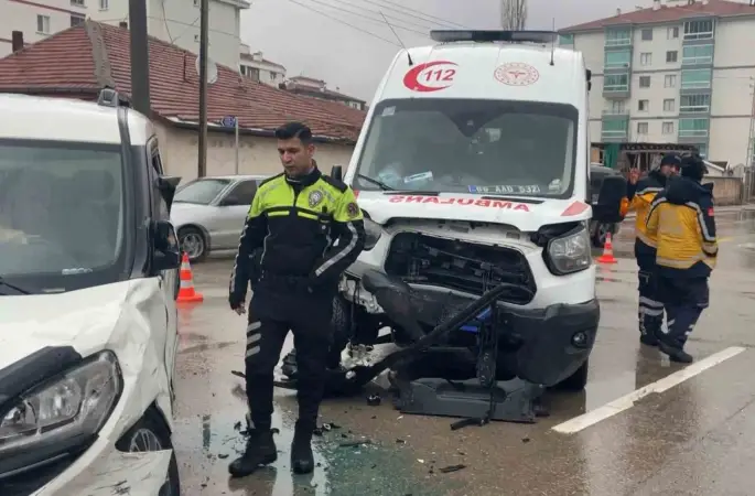 Hasta taşıyan ambulansla hafif ticari araç çarpıştı: 8 yaralı
