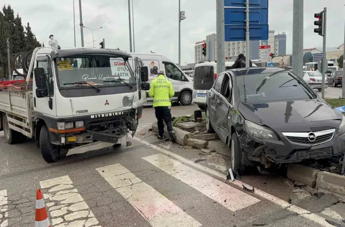 Kavşakta kamyonet ile otomobil çarpıştı: 3 yaralı
