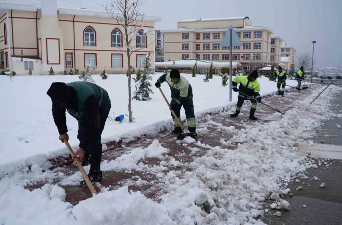 Keçiören’de yaya güvenliği için kar küreme ve tuzlama seferberliği
