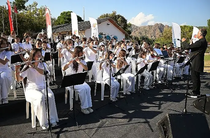 Kemer Belediyesi Cumhuriyet Orkestrası'ndan Çıralı'da konser