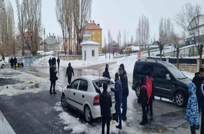 Muş’ta çatıdan düşen kar kütlesi otomobilde hasara yol açtı
