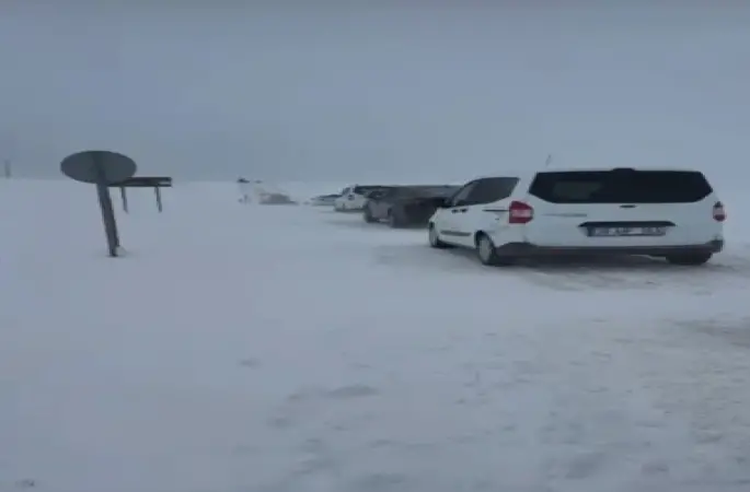 Sivas’ta etkili olan kar ve tipi, sürücülere zor anlar yaşattı
