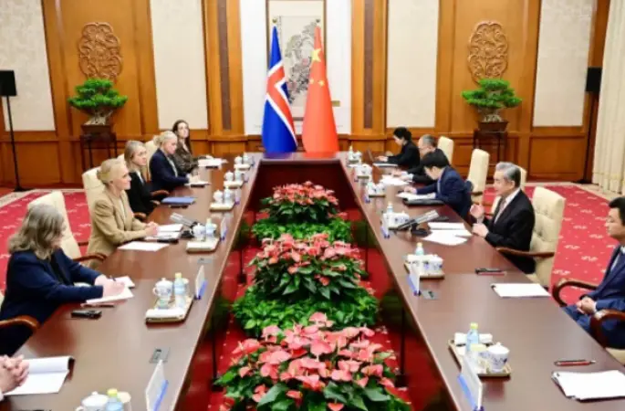Wang Yi, İzlanda Dışişleri Bakanı Gunnarsdottir ile görüştü
