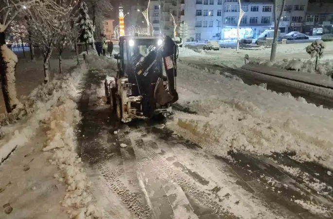 Yozgat beyaza büründü, belediye ekipleri harekete geçti
